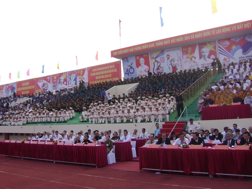 ສະເຫຼີມສະຫຼອງວັນກຳມະກອນສາກົນ ແລະ 40 ປີແຫ່ງວັນປົດປ່ອຍພາກໃຕ້ຫວຽດນາມ ຢູ່ມາກາວ